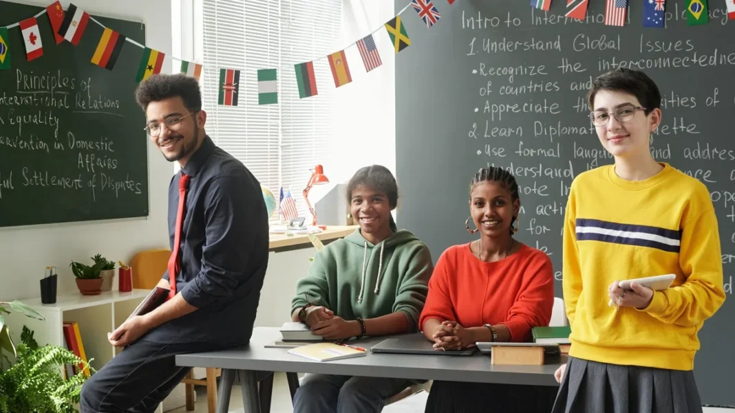 Educação internacional: tendências para escolas Professor e estudantes em sala de aula decorada com bandeiras de vários países